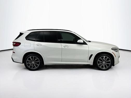 Mineral White Metallic 2023 BMW X5 xDrive40i