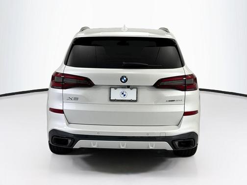 Mineral White Metallic 2023 BMW X5 xDrive40i