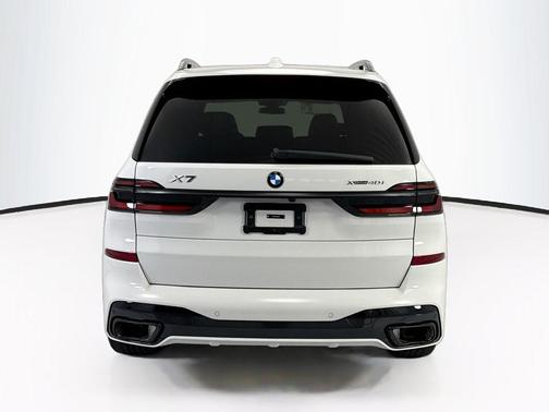 Alpine White 2027 BMW X7 xDrive40i