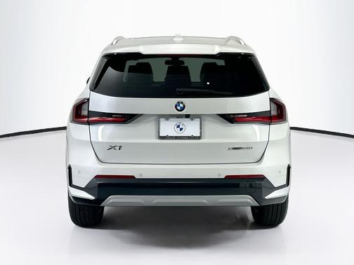 Mineral White Metallic 2026 BMW X1 xDrive28i