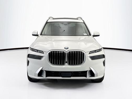 Alpine White 2027 BMW X7 xDrive40i