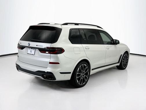 Mineral White Metallic 2027 BMW X7 M60i