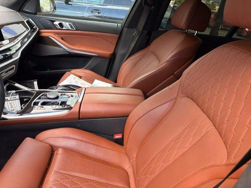 Mineral White Metallic 2025 BMW X7