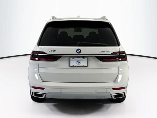 Alpine White 2027 BMW X7 xDrive40i