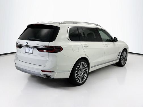 Alpine White 2027 BMW X7 xDrive40i