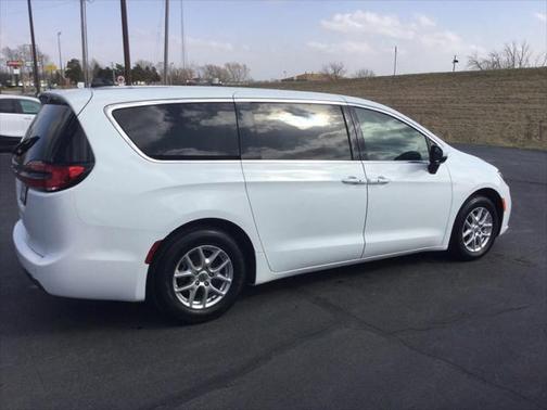 2023 Chrysler Pacifica Touring-L