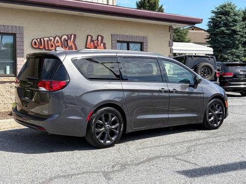 Gray (Granite Crystal Metallic) 2018 Chrysler Pacifica Touring-L