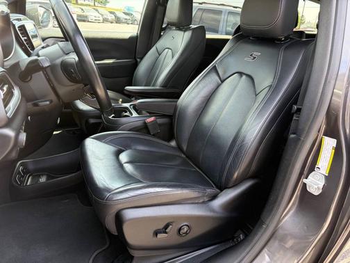 Gray (Granite Crystal Metallic) 2018 Chrysler Pacifica Touring-L