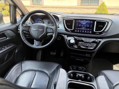 Gray (Granite Crystal Metallic) 2018 Chrysler Pacifica Touring-L