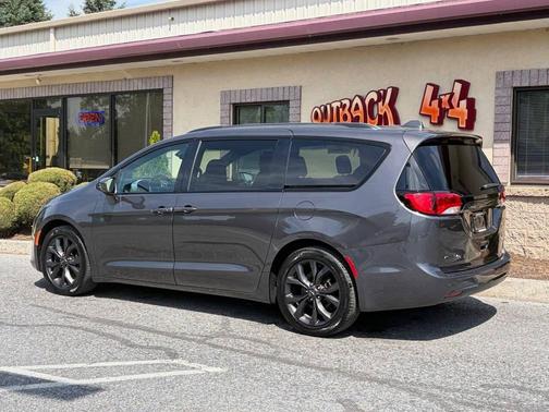 Gray (Granite Crystal Metallic) 2018 Chrysler Pacifica Touring-L