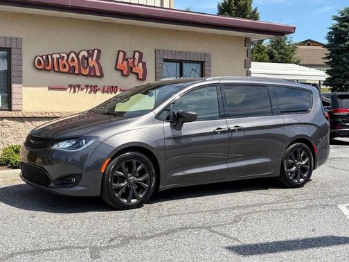 Gray (Granite Crystal Metallic) 2018 Chrysler Pacifica Touring-L