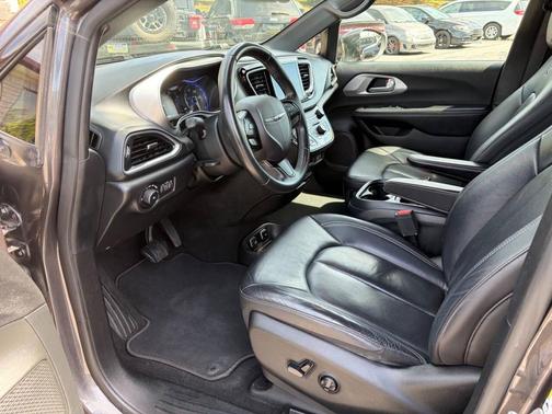 Gray (Granite Crystal Metallic) 2018 Chrysler Pacifica Touring-L