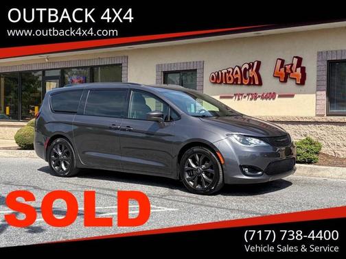 Gray (Granite Crystal Metallic) 2018 Chrysler Pacifica Touring-L