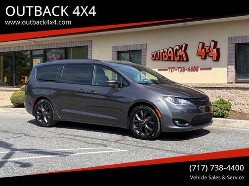 Gray (Granite Crystal Metallic) 2018 Chrysler Pacifica Touring-L