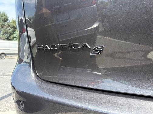 Gray (Granite Crystal Metallic) 2018 Chrysler Pacifica Touring-L