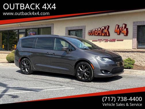 Gray (Granite Crystal Metallic) 2018 Chrysler Pacifica Touring-L