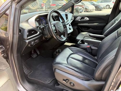 Gray (Granite Crystal Metallic) 2018 Chrysler Pacifica Touring-L