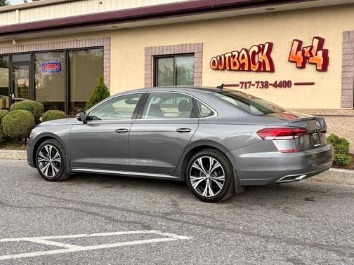 Platinum Gray Metallic 2020 Volkswagen Passat 2.0T SE