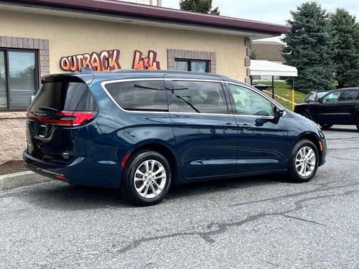 2021 Chrysler Pacifica Touring AWD 4dr Mini Van