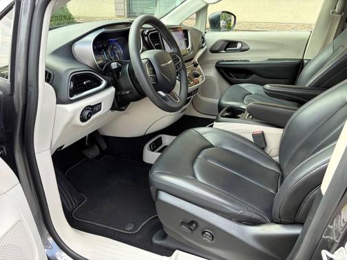 Gray (Granite Crystal Metallic) 2023 Chrysler Pacifica Touring L