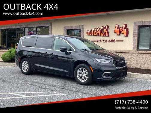 Brilliant Black Crystal Pearlcoat 2023 Chrysler Pacifica Touring L