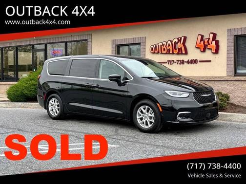 Brilliant Black Crystal Pearlcoat 2023 Chrysler Pacifica Touring L