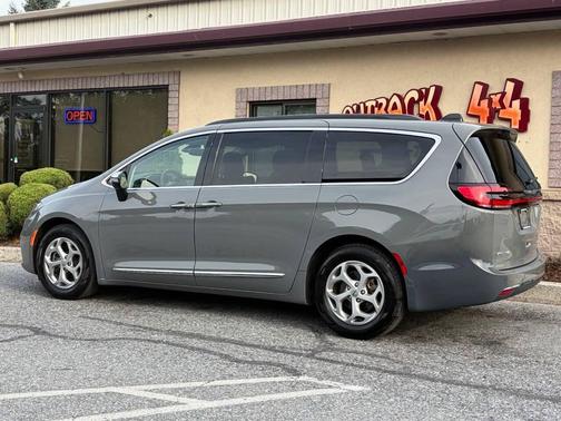 Ceramic Gray Clearcoat 2023 Chrysler Pacifica Limited