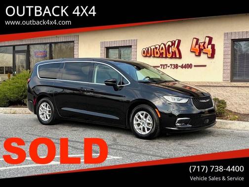 Brilliant Black Crystal Pearlcoat 2023 Chrysler Pacifica Touring L