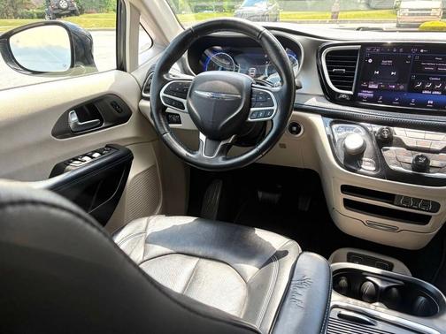 Brilliant Black Crystal Pearlcoat 2021 Chrysler Pacifica Touring L