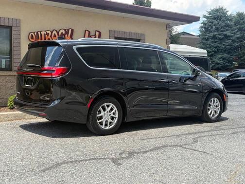 Brilliant Black Crystal Pearlcoat 2021 Chrysler Pacifica Touring L