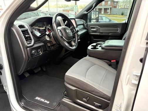 2023 RAM 3500 Big Horn 4x4 4dr Crew Cab 8 ft. LB DRW Pickup