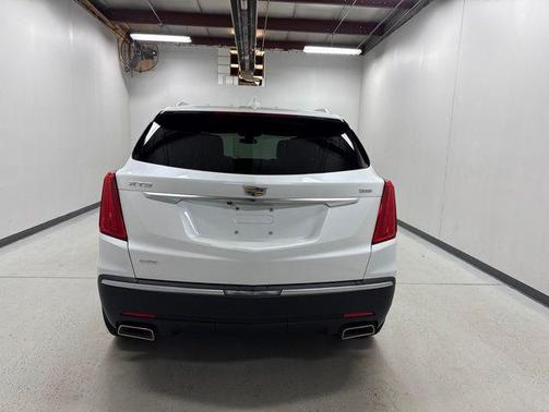 Crystal White Tricoat 2017 Cadillac XT5 Luxury