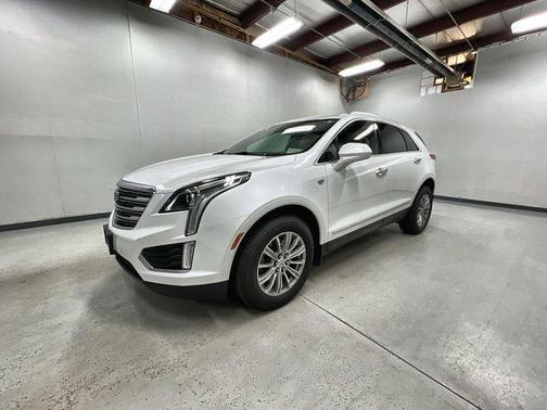 Crystal White Tricoat 2017 Cadillac XT5 Luxury