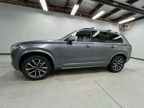 Bright Silver Metallic 2017 Volvo XC90 T6 Momentum