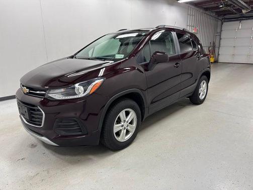 Black Cherry Metallic 2022 Chevrolet Trax LT