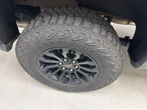Summit White 2023 GMC Sierra 1500 AT4X