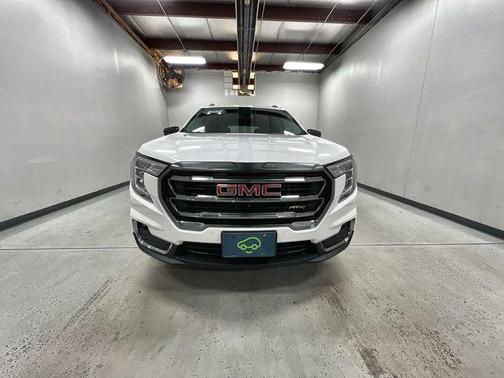 Summit White 2022 GMC Terrain AWD AT4