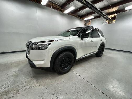 Pearl White Tricoat/Super Black 2022 Nissan Pathfinder Platinum 4WD