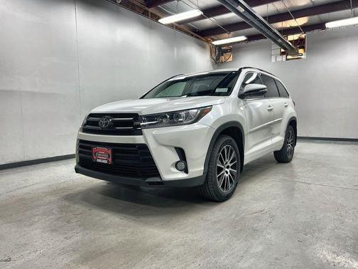 Blizzard Pearl 2017 Toyota Highlander SE