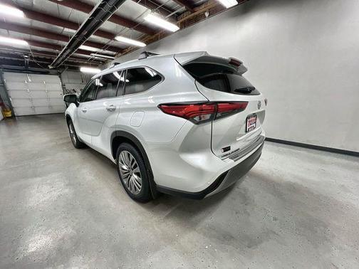 Wind Chill Pearl 2023 Toyota Highlander Platinum
