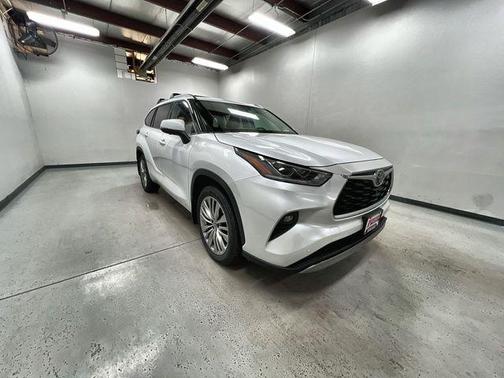 Wind Chill Pearl 2023 Toyota Highlander Platinum