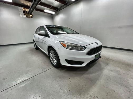 OXFORD WHITE 2017 Ford Focus SE