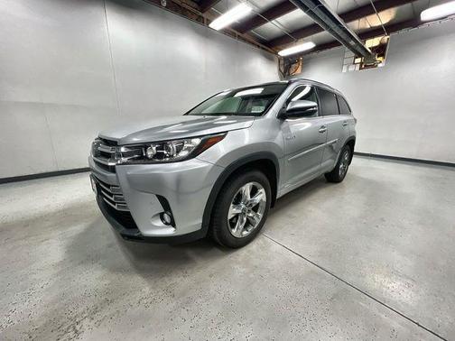 Celestial Silver Metallic 2018 Toyota Highlander Hybrid Platinum