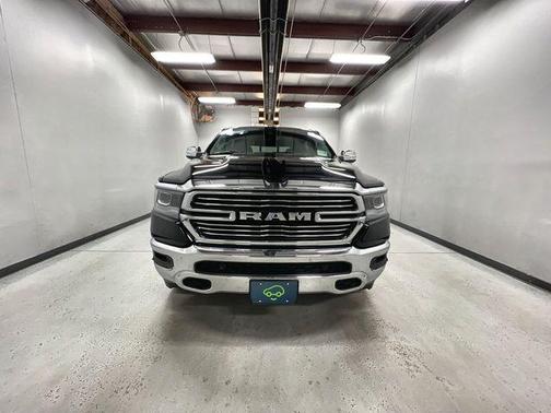 Diamond Black Crystal Pearlcoat 2022 RAM 1500 Laramie