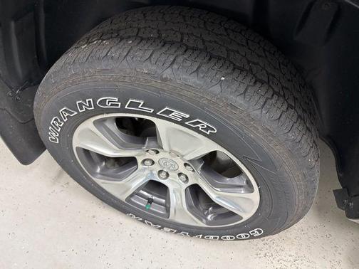 Diamond Black Crystal Pearlcoat 2022 RAM 1500 Laramie