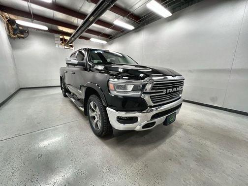 Diamond Black Crystal Pearlcoat 2022 RAM 1500 Laramie