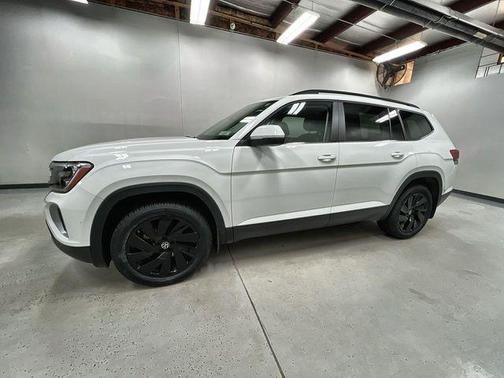 Pure White 2024 Volkswagen Atlas 2.0T SE w/Technology 4MOTION