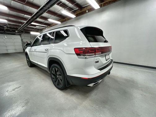 Pure White 2024 Volkswagen Atlas 2.0T SE w/Technology 4MOTION