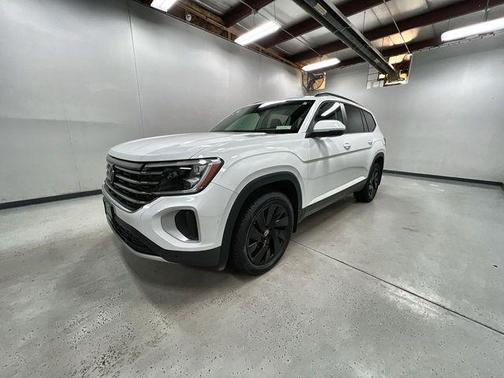 Pure White 2024 Volkswagen Atlas 2.0T SE w/Technology 4MOTION