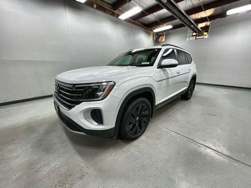 Pure White 2024 Volkswagen Atlas 2.0T SE w/Technology 4MOTION